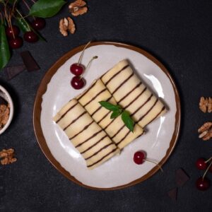 Mlyntsi (crepes) med körsbär och choklad