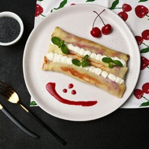 Mlyntsi (crepes) med vallmo och körsbär