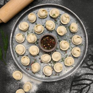 Pelmeni (små dumplings) med fläsk och nötkött