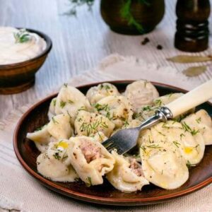 Pelmeni (små dumplings) med fläskkött