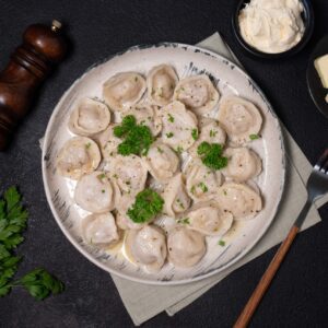 Pelmeni (små dumplings) med kyckling och fläskkött