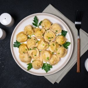 Pelmeni (små dumplings) med kyckling på majsmjöl