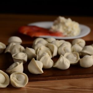 Pelmeni (små dumplings) med lax och färskost