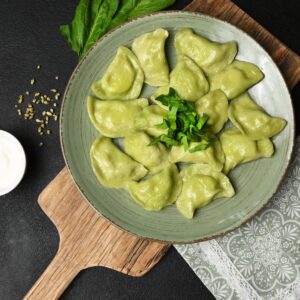Varenyky (dumplings) med spenat och salt kvarg