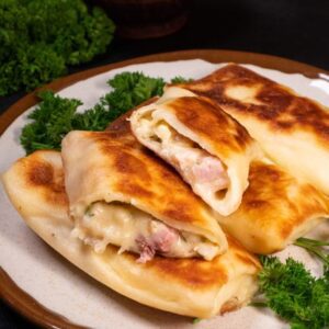 Mlyntsi (crepes) med skinka och mozzarella