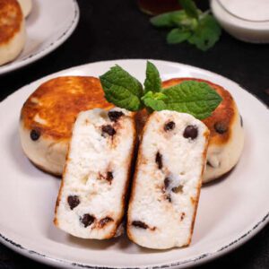 Syrnyky (cottage cheese pancakes) med chokladdroppar